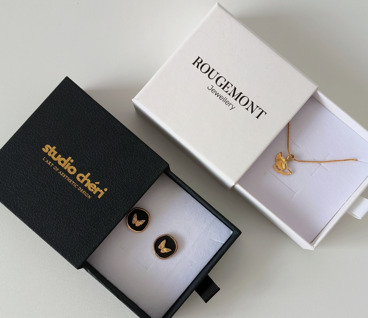 Black or White? How Packaging Color Changes the Way Jewelry Feels